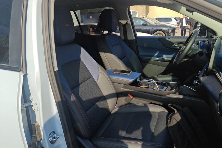 Used Chevrolet Equinox Plus 2024 102km RS Ultimate Edition Right Front Seat