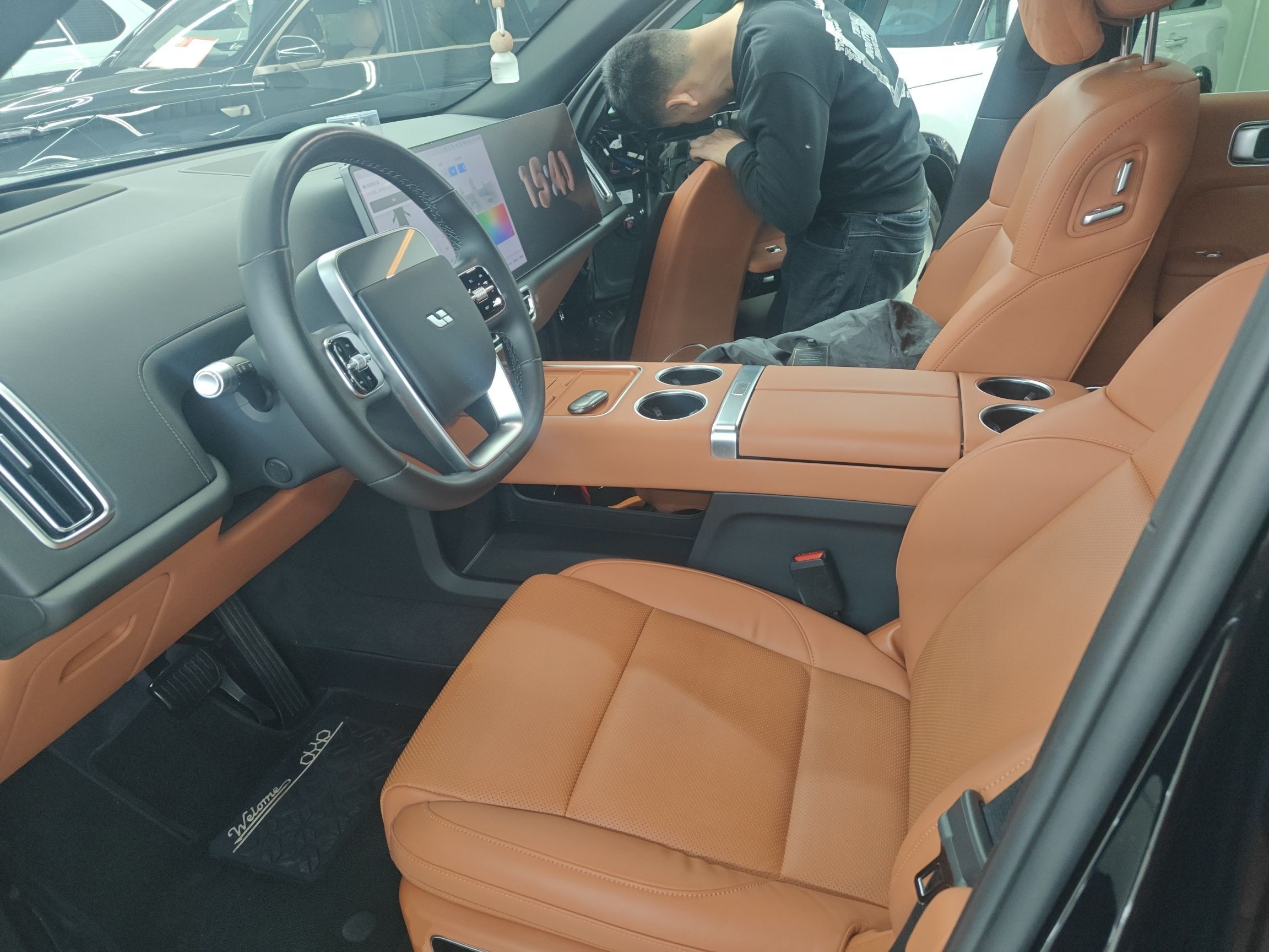 المقاعد الأمامية داخل السيارة