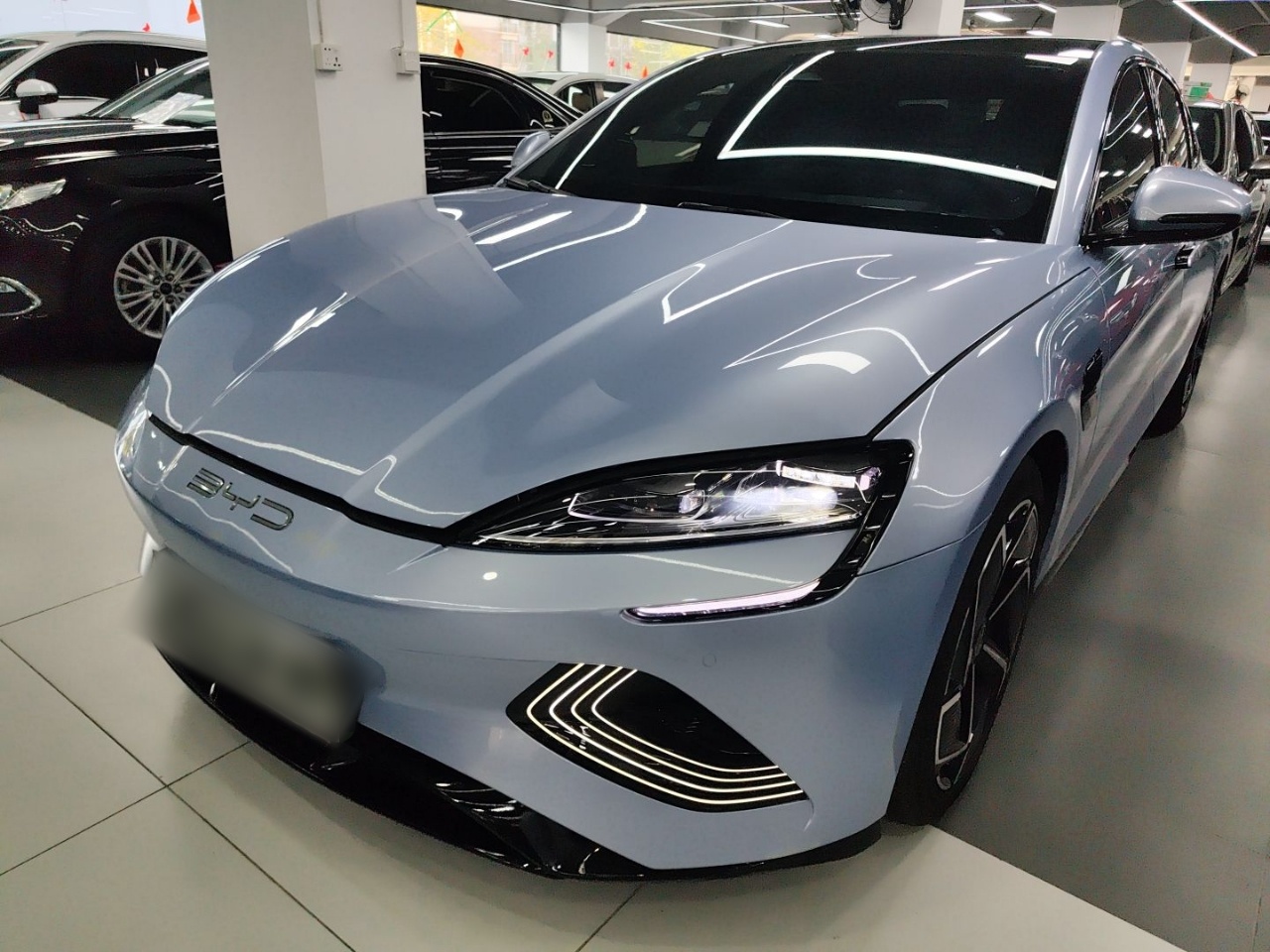 Под передней частью автомобиля