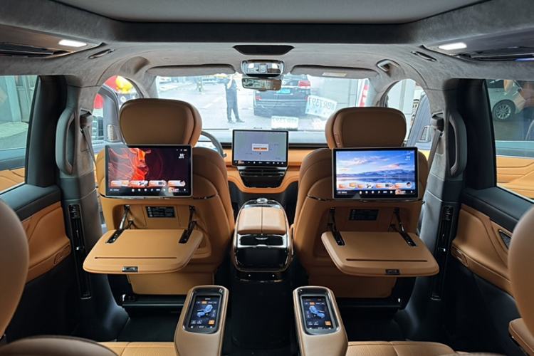 Used Geely Galaxy LEVC L380 2024 140-Degree 6-Seater All-Wheel-Drive Ultra