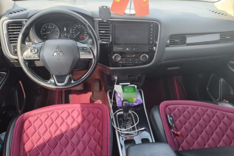 Used Mitsubishi Outlander 2019 2.0L Two-Wheel Drive Comfort Edition 5 Seats China VI Standard Center Console