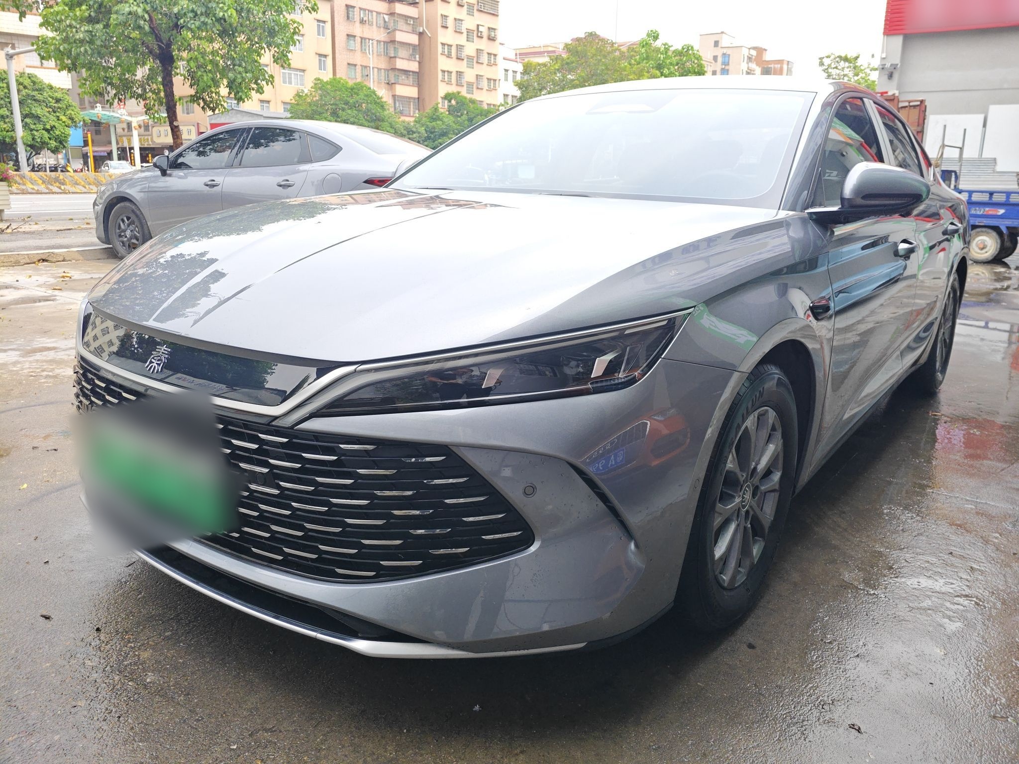 Под передней частью автомобиля