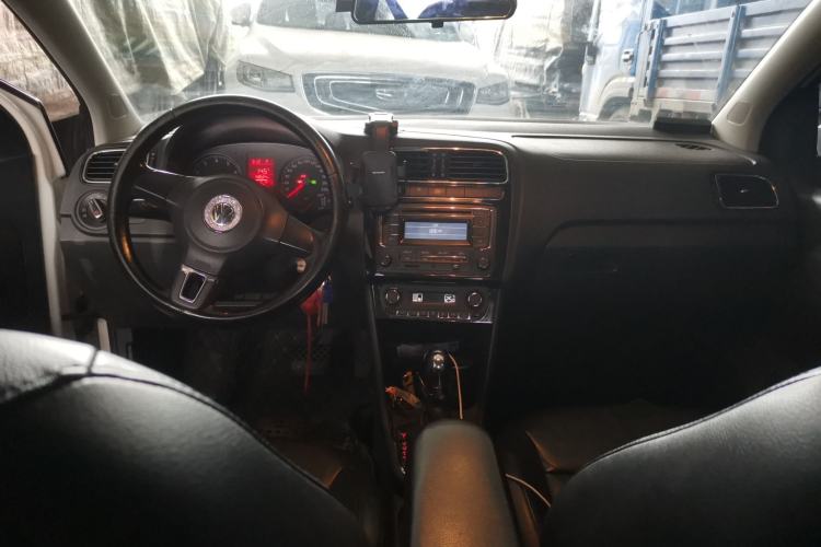 Used Volkswagen Polo 2013 1.6L Automatic Luxury Edition Center Console