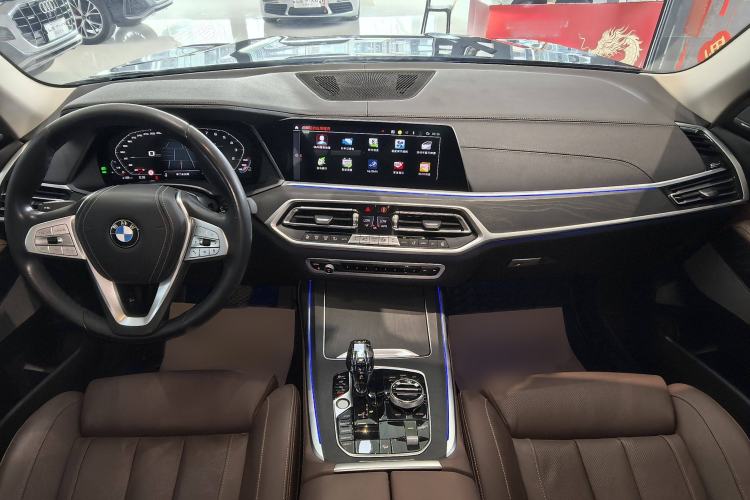 Used BMW X7 2021 Facelifted xDrive40i Luxury Package with Leading Features
