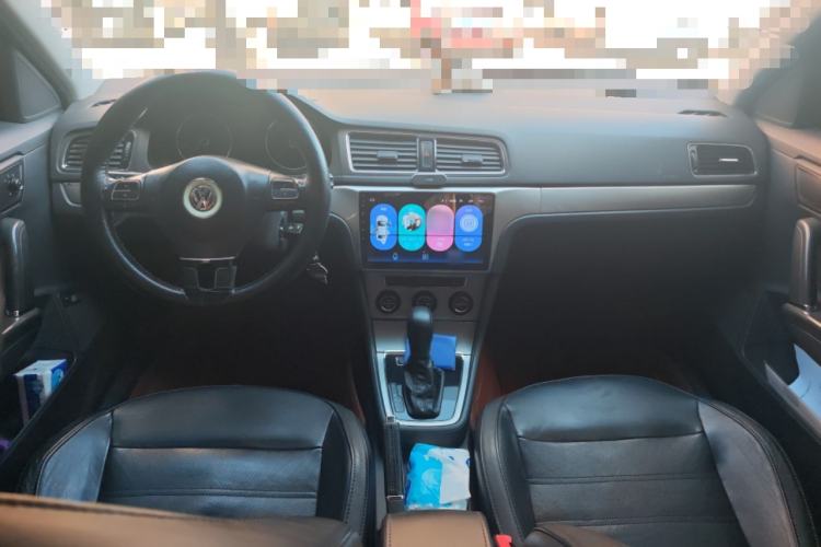 Used Volkswagen Lavida 2013 Revised Version 1.6L Automatic Luxury Edition Center Console