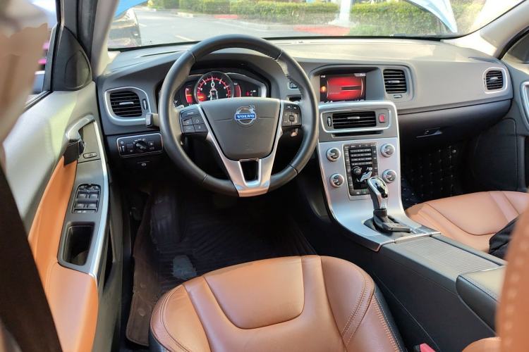 Used Volvo V60 2017 T5 Zhiya Edition China V Standard Steering Wheel