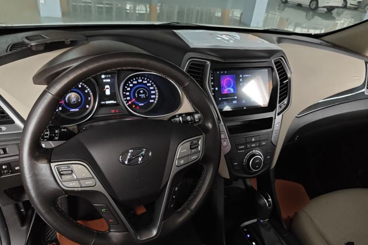 Used Hyundai Santa Fe 2013 2.4L Automatic 4x4 Smart Version Center Console