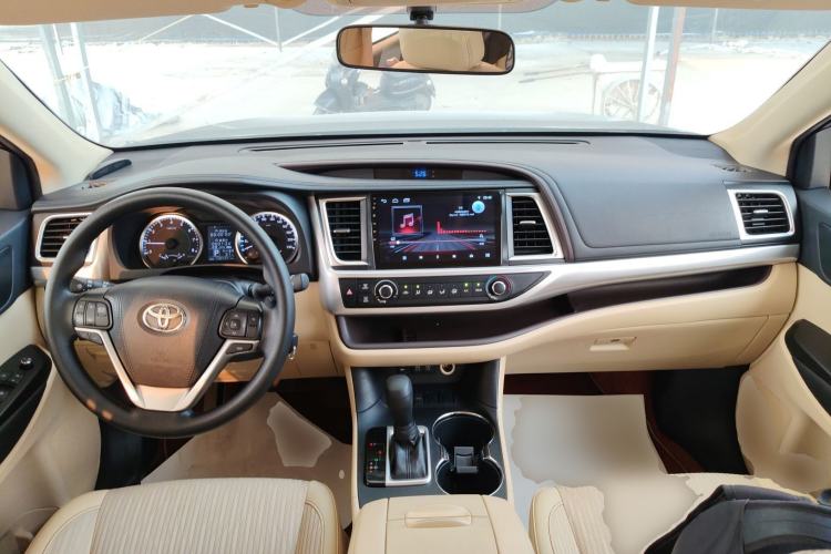 Used Toyota Highlander 2018 2.0T Two-Wheel Drive Elite Edition 7 Seats China VI Standard Center Console