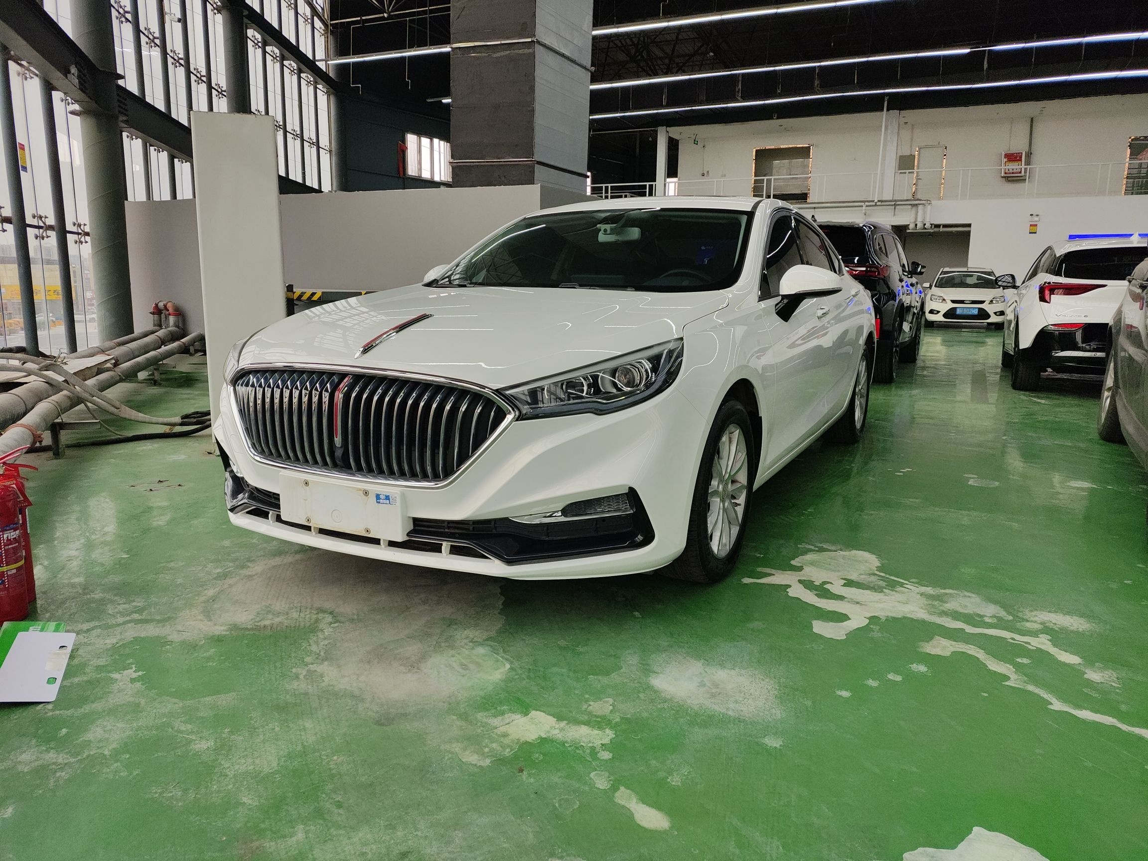 تحت مقدمة السيارة