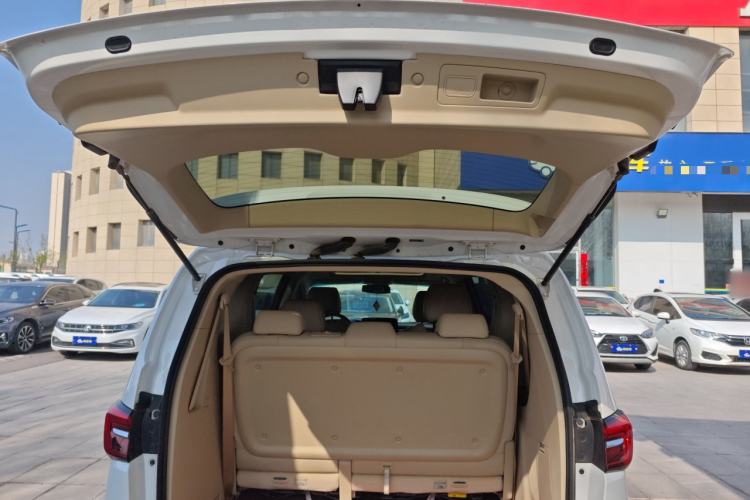 Used Buick GL8 2023 Facelifted Land Cruiser Executive Luxury Version
