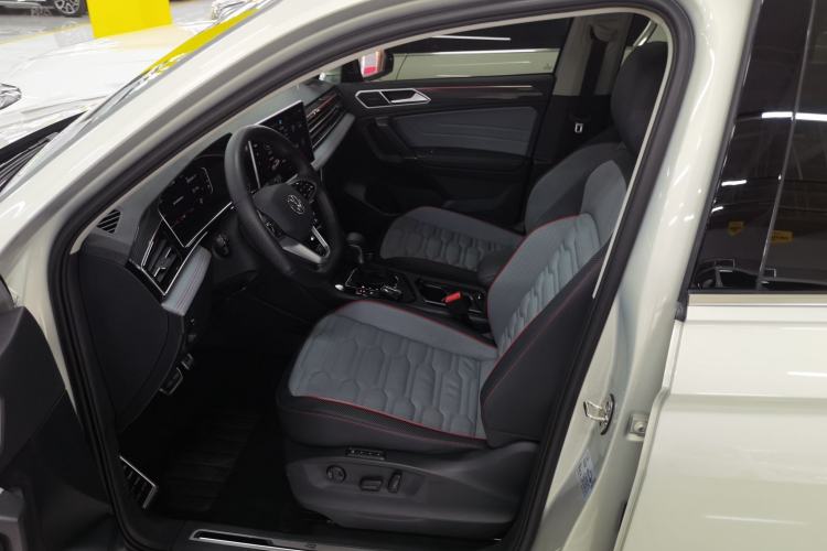 Used Volkswagen Tiguan L 2023 Restyled 330TSI Automatic Two-Wheel Drive R-Line Flagship Edition Left Front Seat