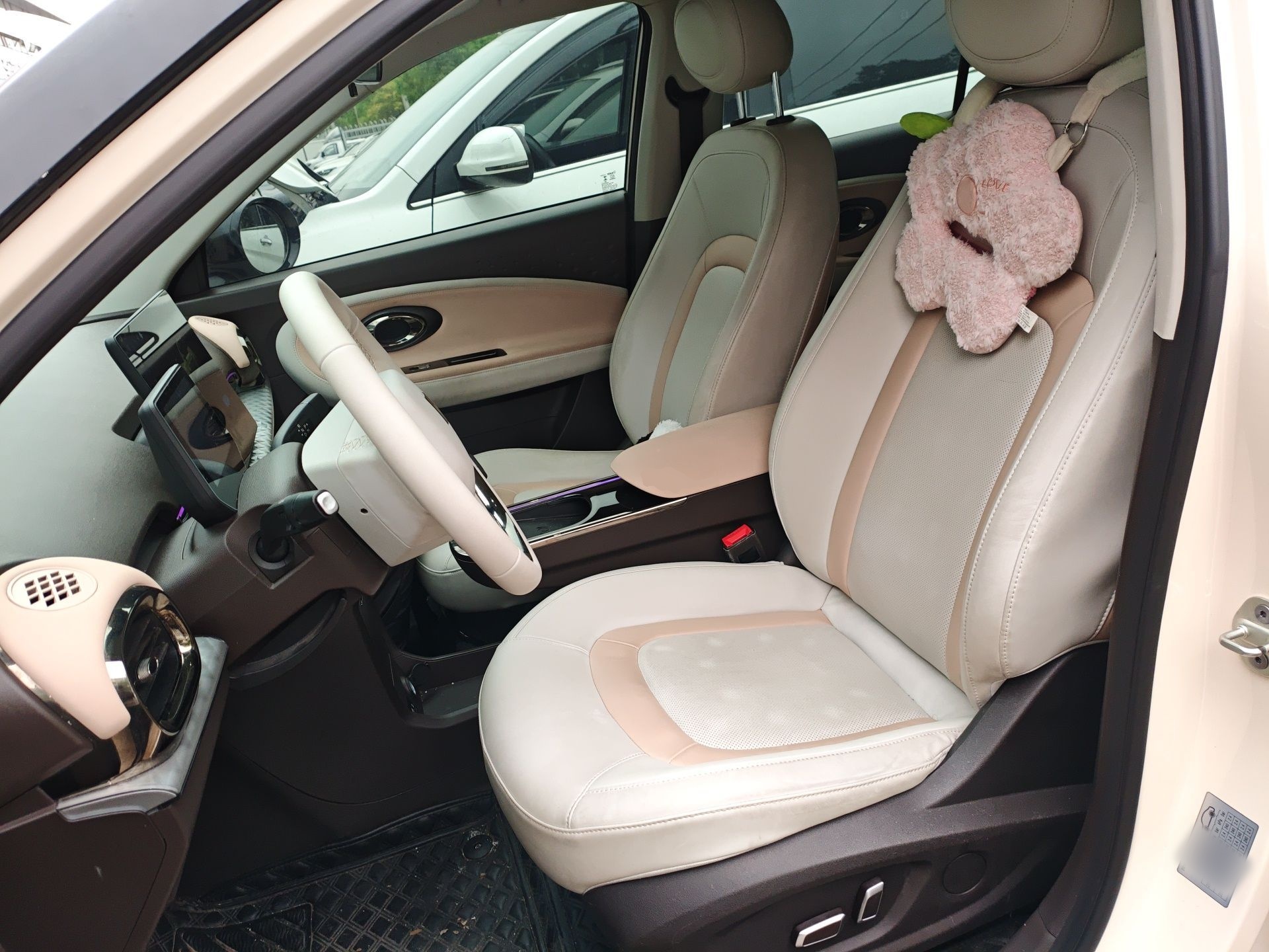 Переднее сиденье в автомобиле