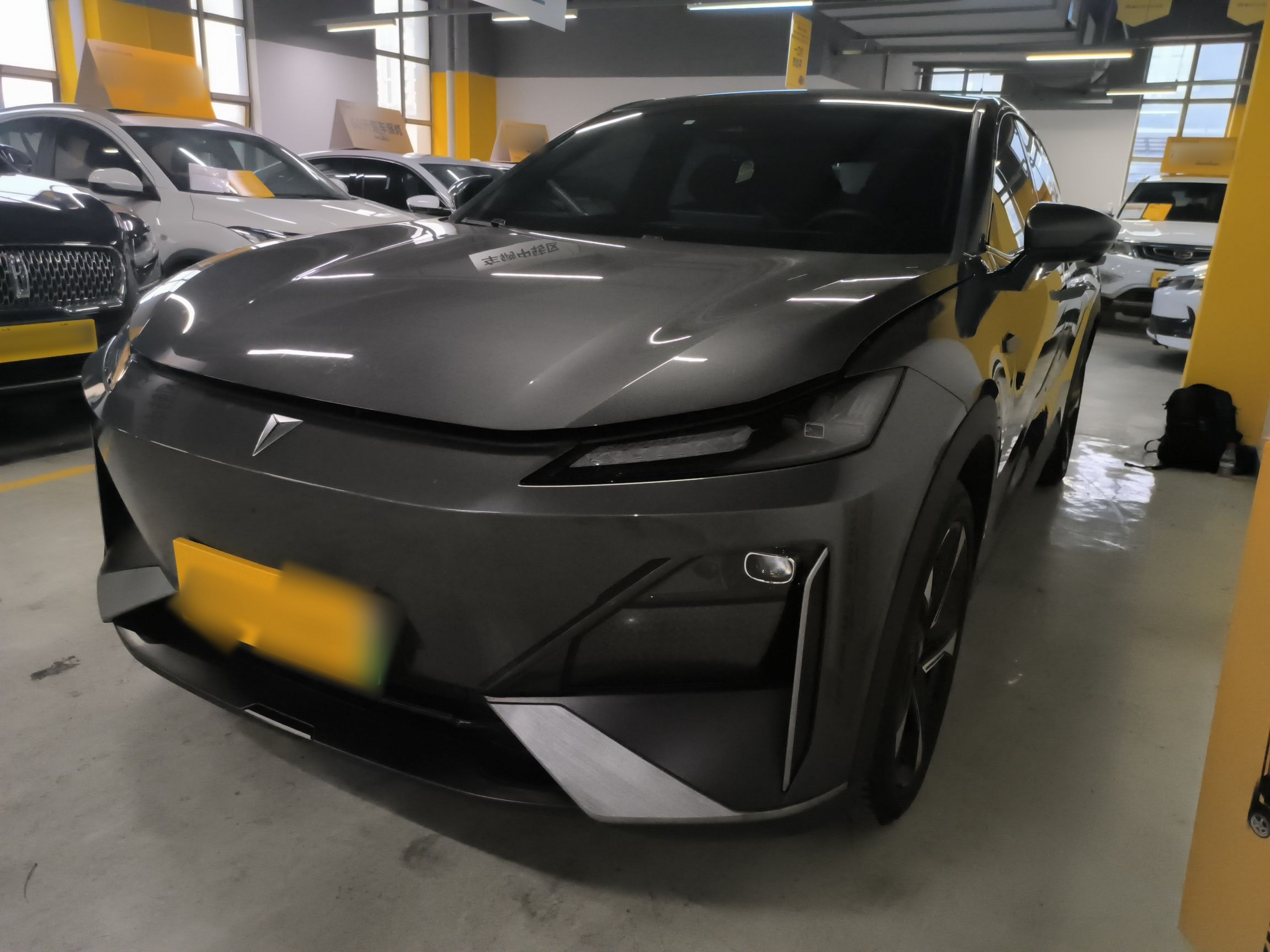 Под передней частью автомобиля