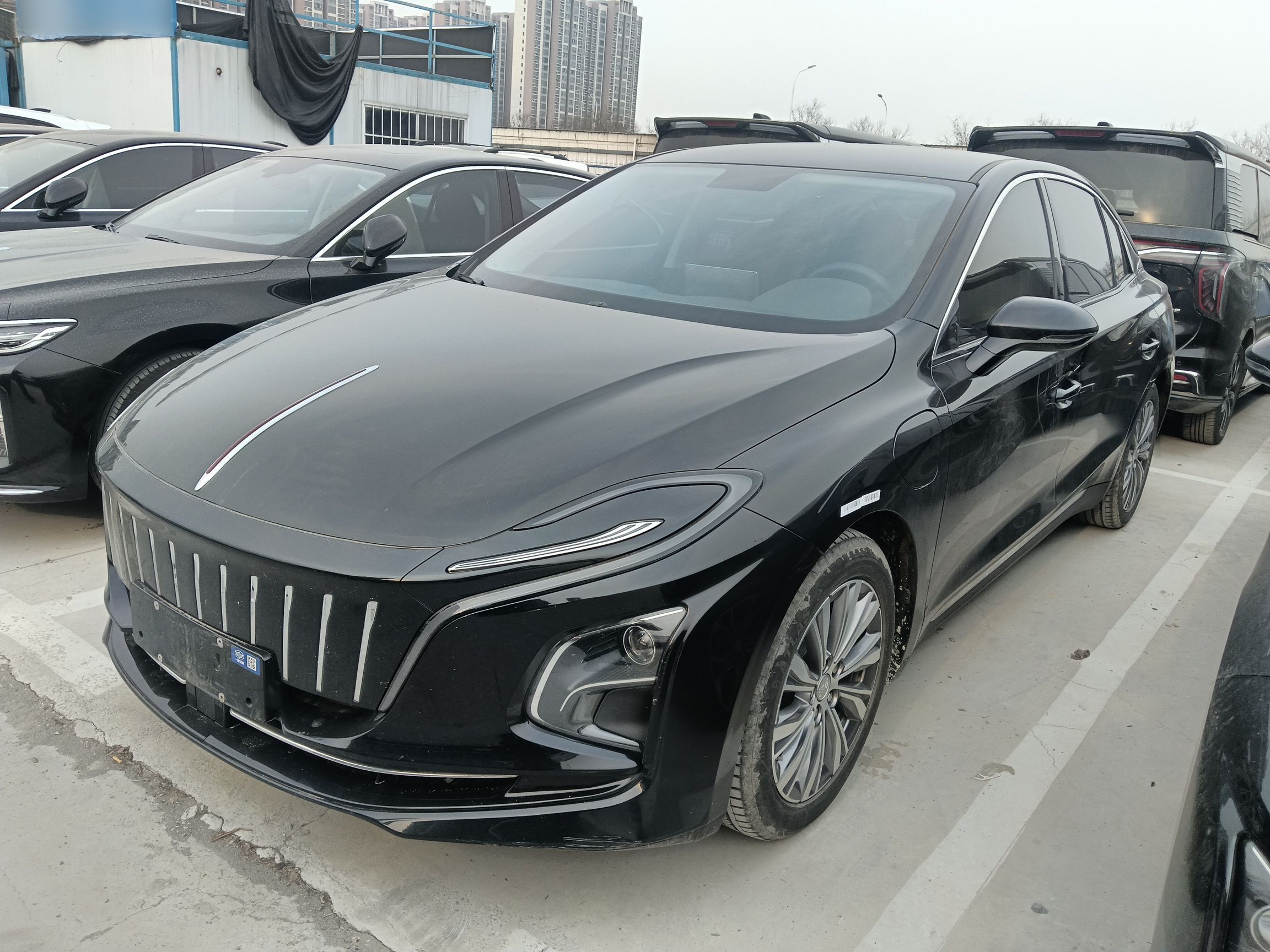 تحت مقدمة السيارة