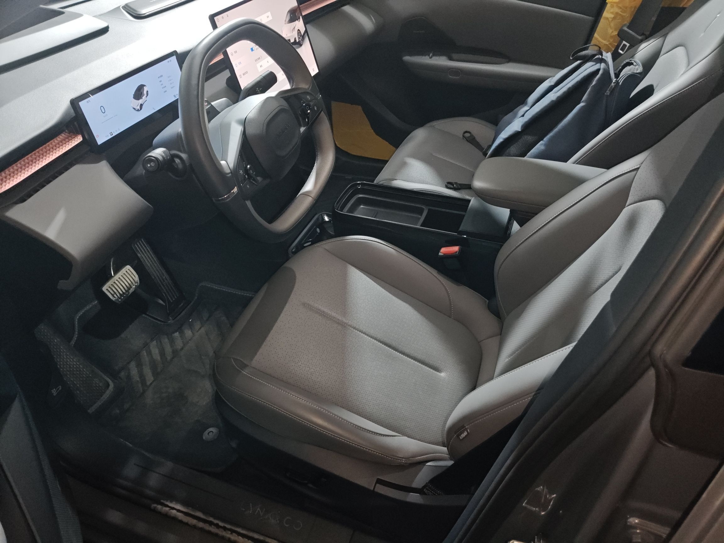 المقاعد الأمامية داخل السيارة