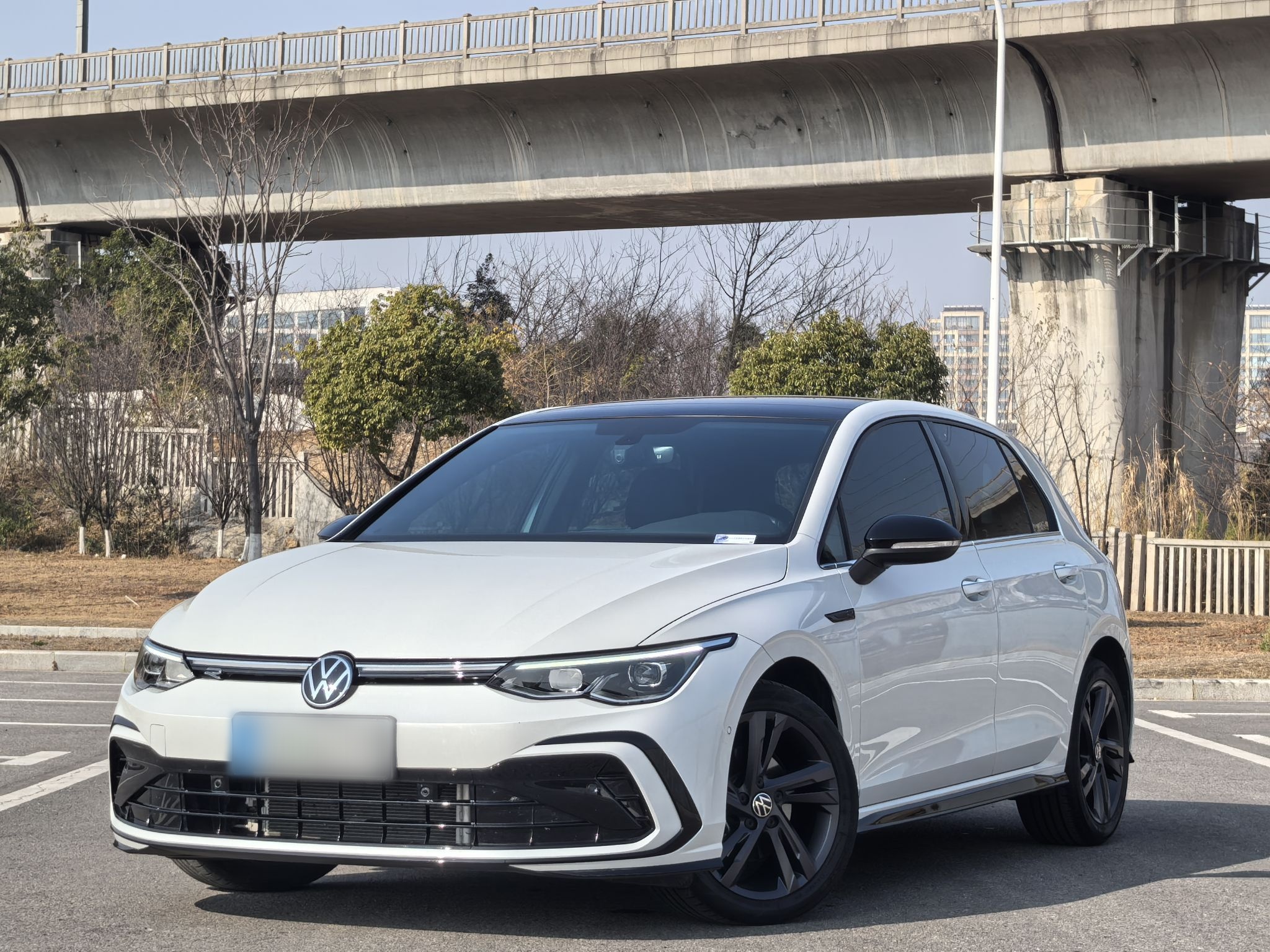 Под передней частью автомобиля