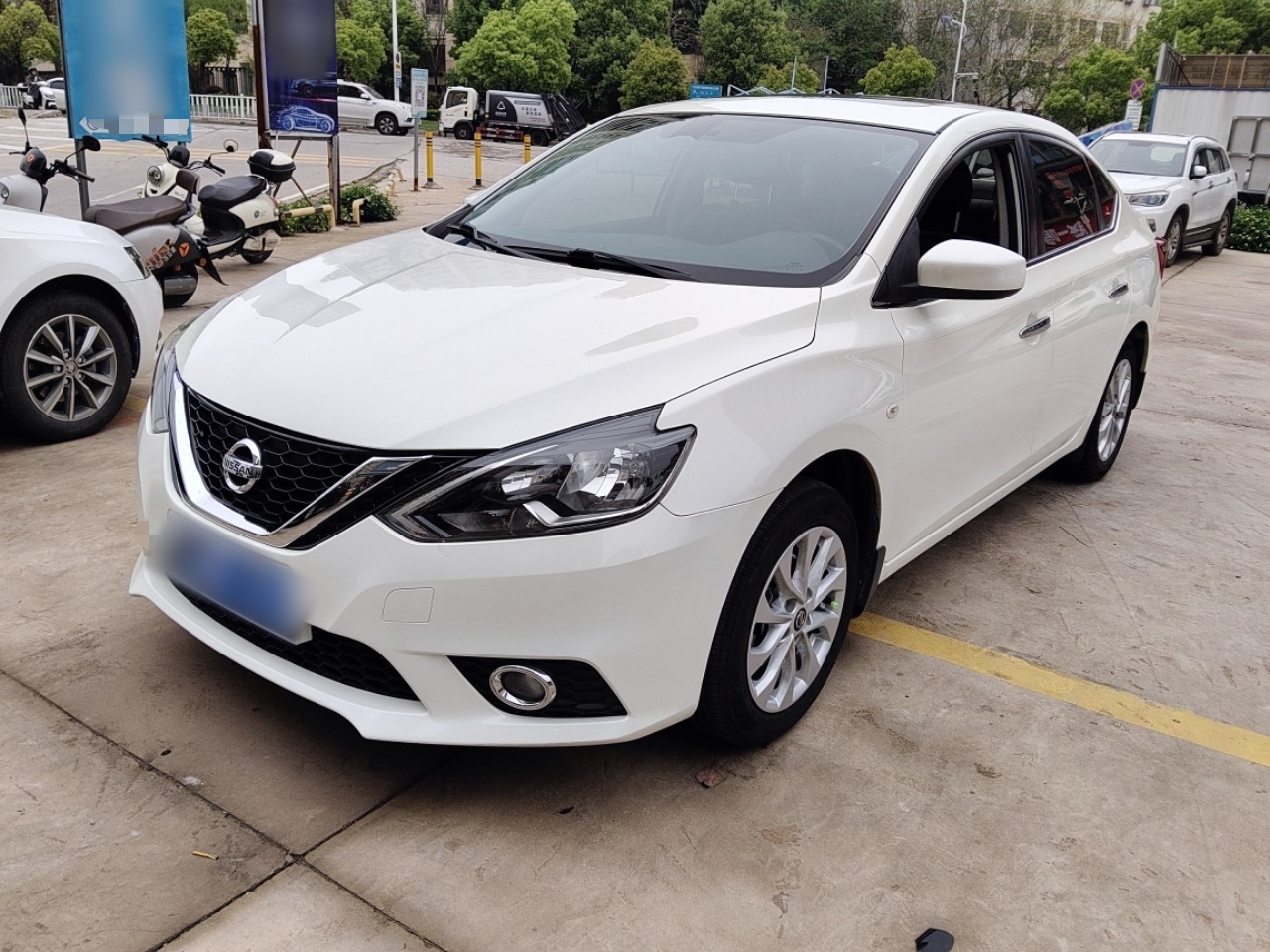 تحت مقدمة السيارة