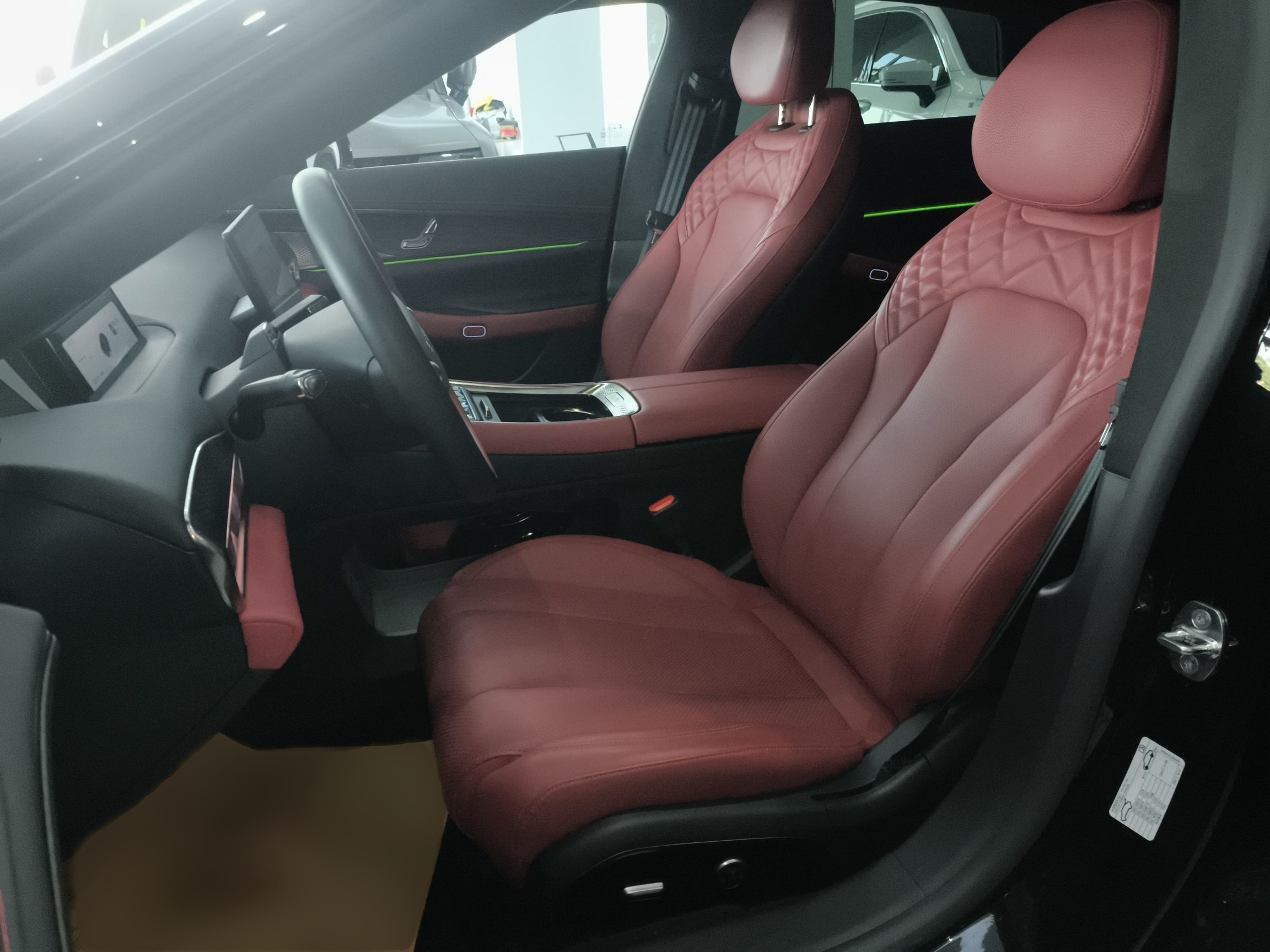 المقاعد الأمامية داخل السيارة