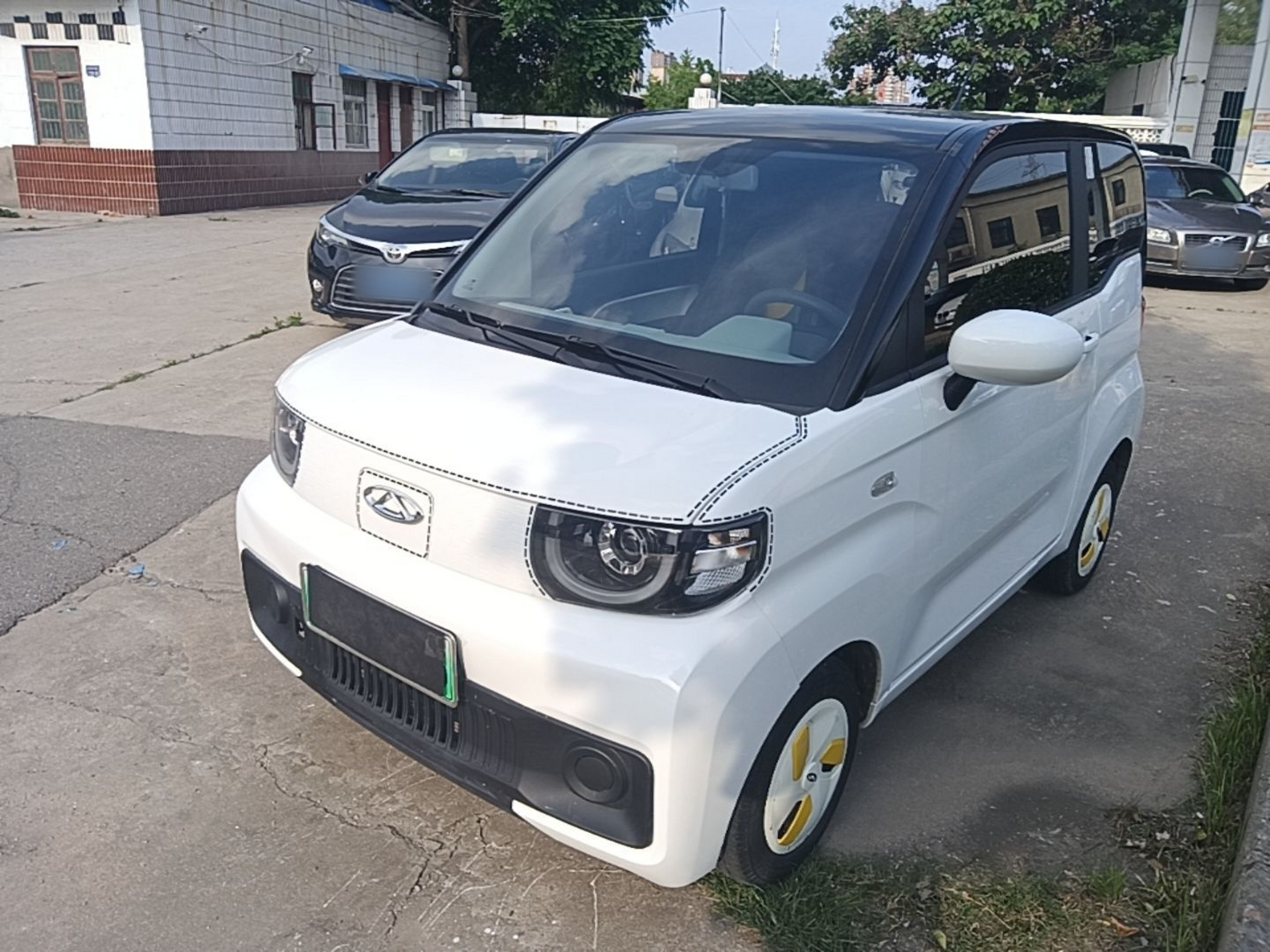 Под передней частью автомобиля