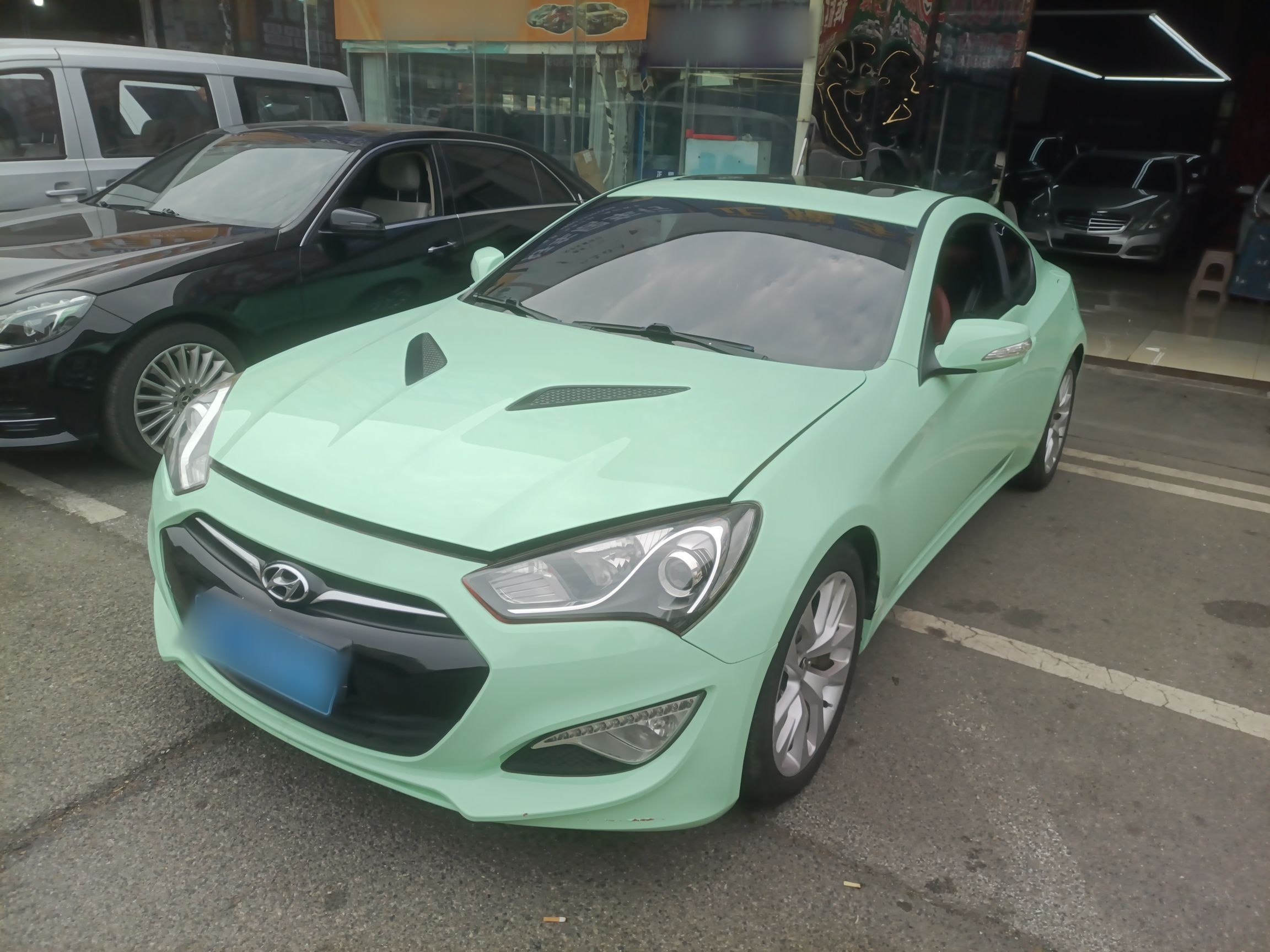 تحت مقدمة السيارة