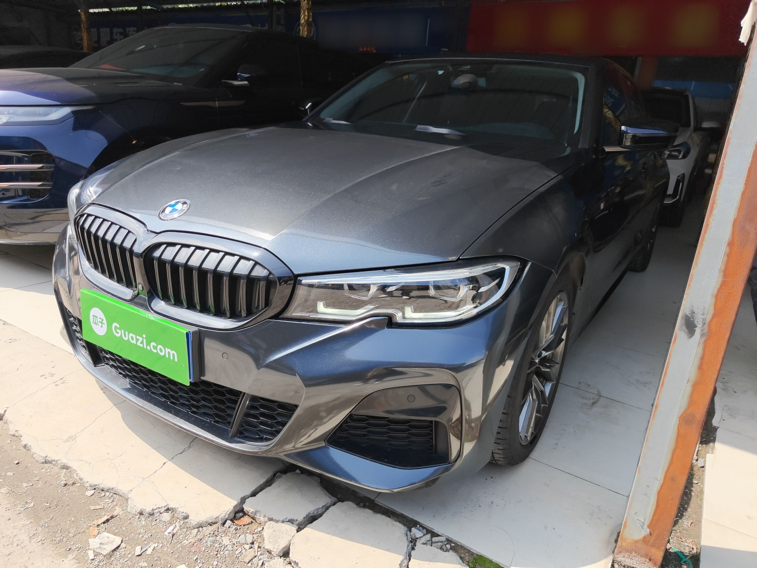 Под передней частью автомобиля