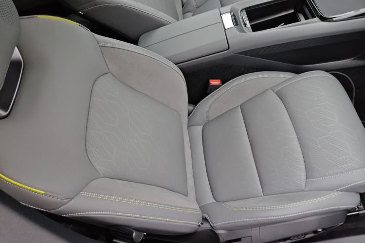 Used Lynk & Co 08 EM-P 2025 220 km All-Wheel-Drive Performance Halo Right Front Seat