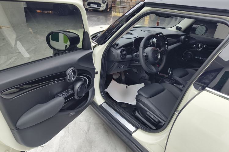 Used MINI 2023 Updated 1.5T COOPER Artist Five-Door Edition Driver Seat