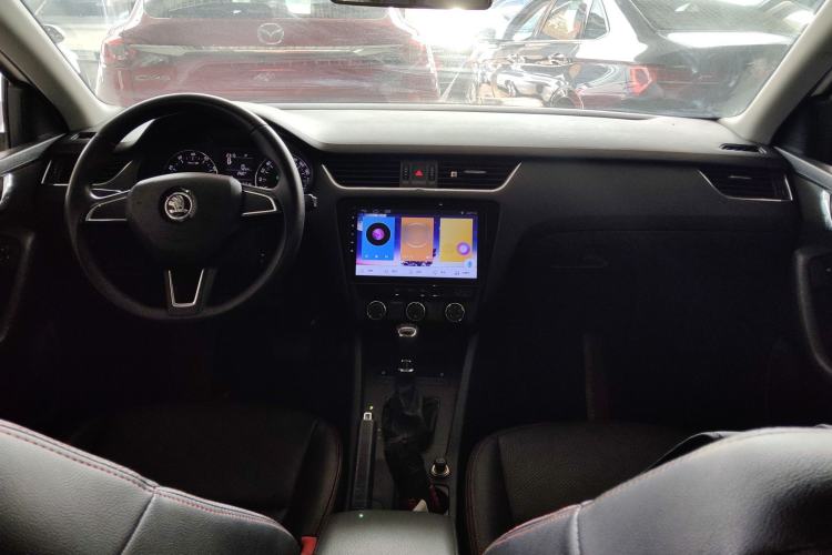 Used Skoda Octavia 2017 Classic Model 1.6L Automatic Comfort Edition Center Console