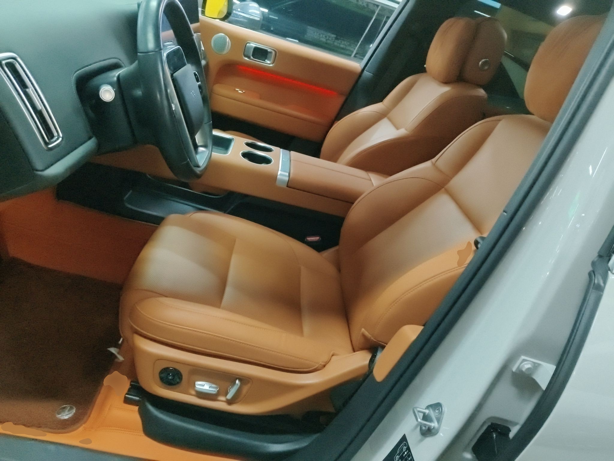 المقاعد الأمامية داخل السيارة