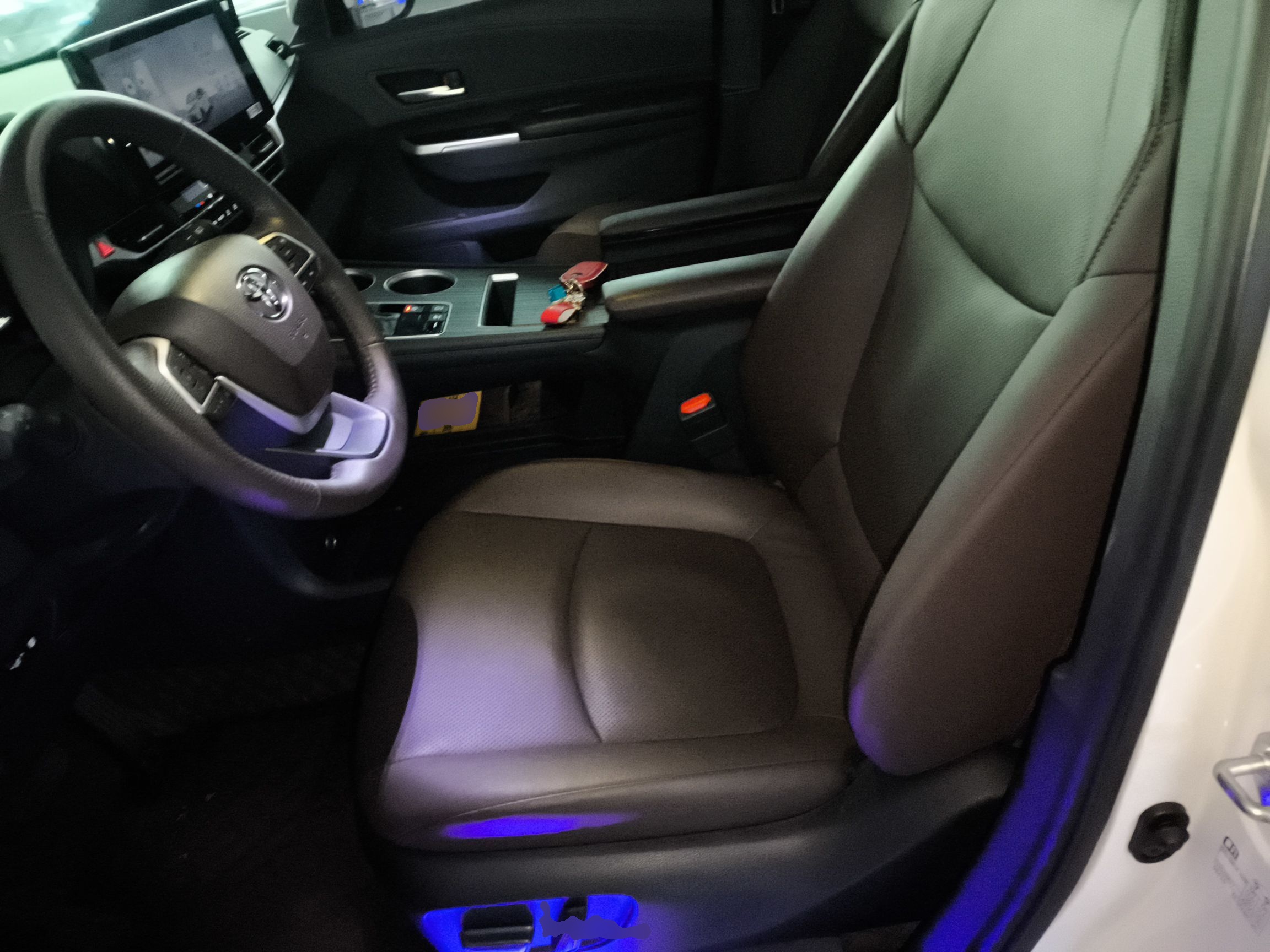 المقاعد الأمامية داخل السيارة