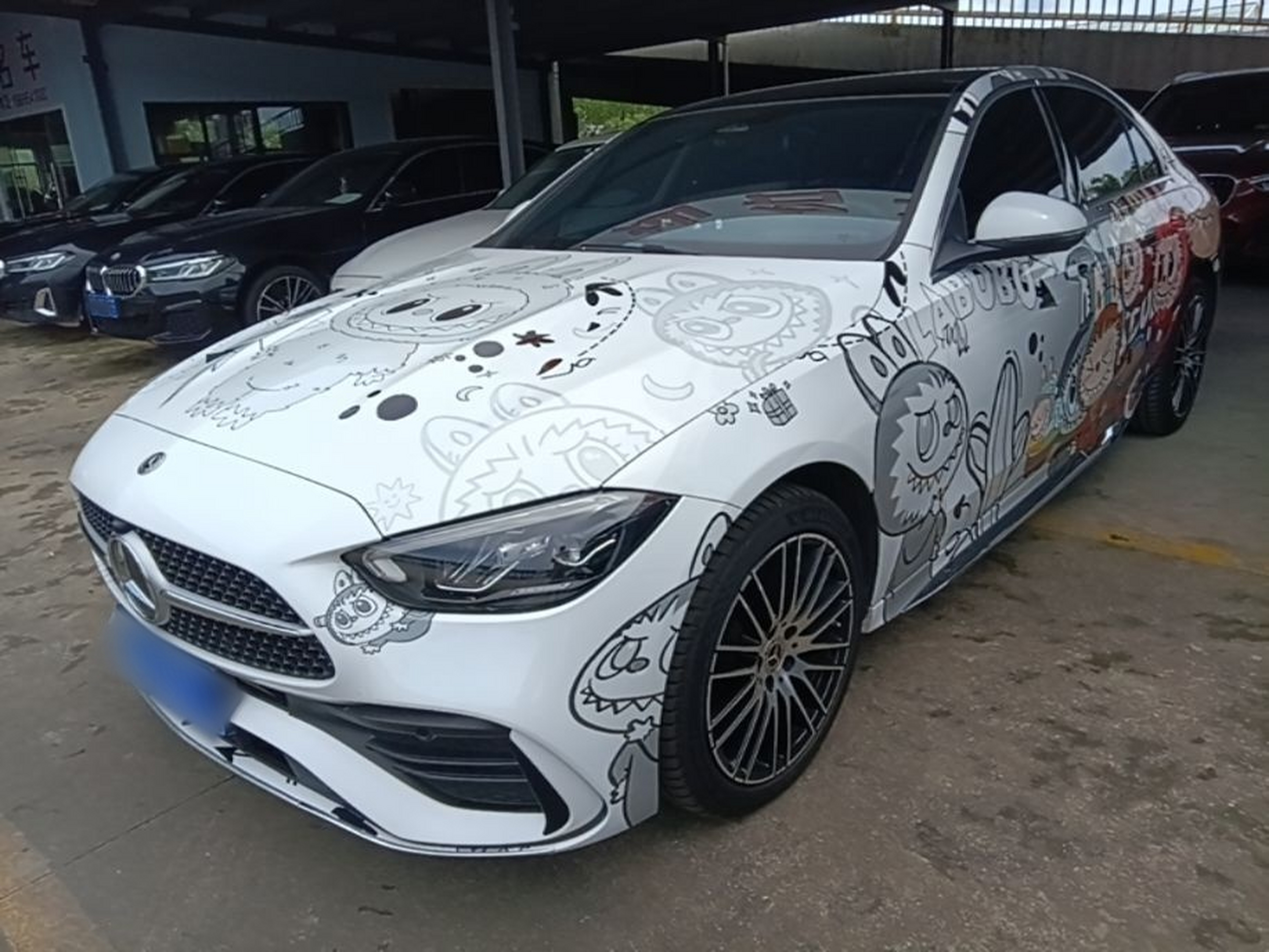 Под передней частью автомобиля