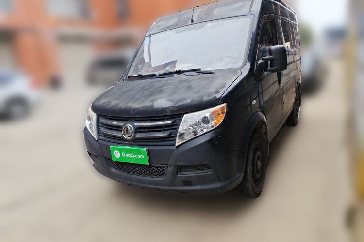 Used Dongfeng Yufeng 2015 2.5T Lingyun Edition Box Truck comes standard with the short-wheelbase mid-roof ZD25 model.