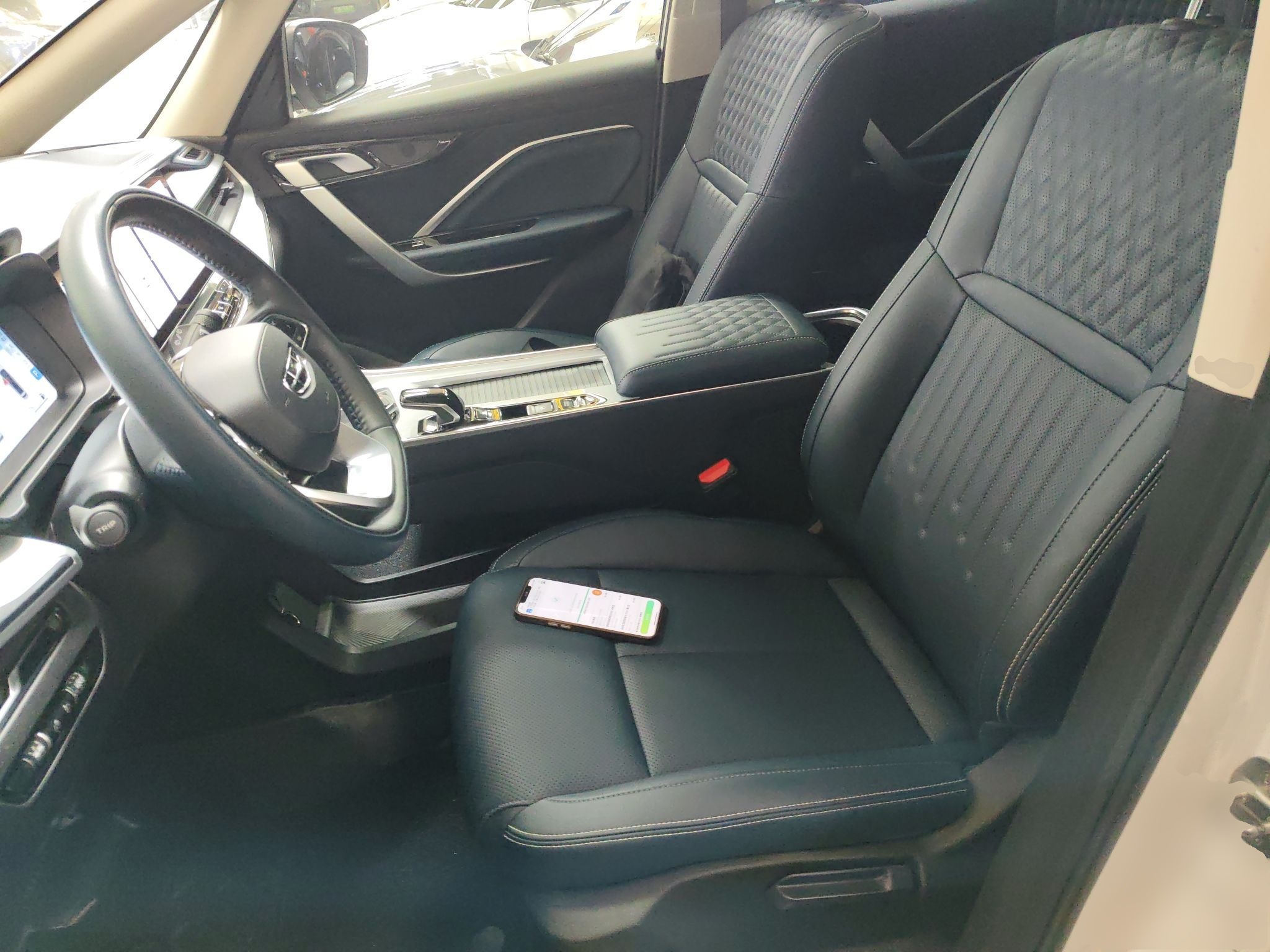 المقاعد الأمامية داخل السيارة