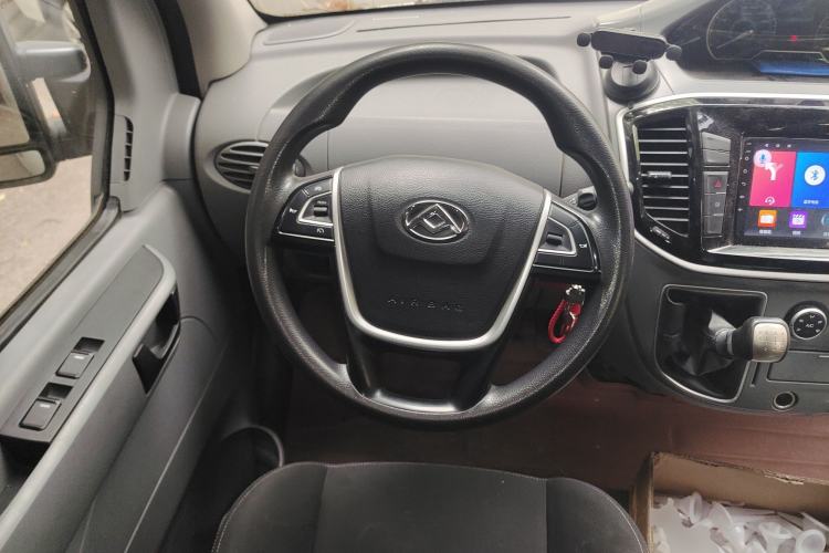 Used SAIC MAXUS Xintu V80 2023 2.0T Manual Classic Aoyuntong Short Wheelbase Mid-Roof 5/6-Seater Steering Wheel