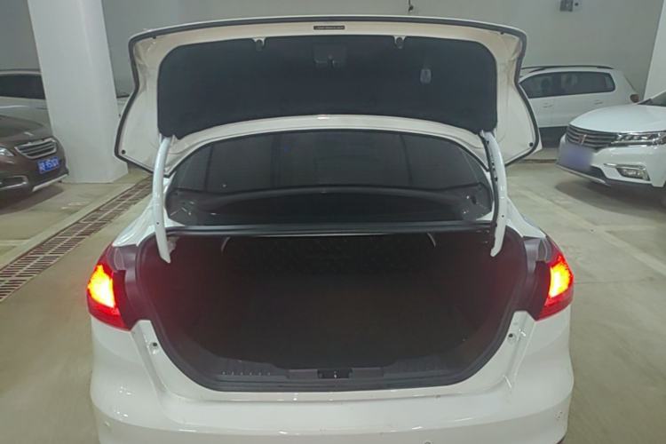 Ojetý Ford Focus 2017 Sedan 1.6L Automatic Fashion Edition Smart Drive Version