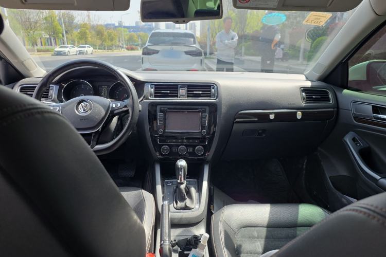 Used Volkswagen Sagitar 2015 280TSI Automatic Flagship Model Center Console