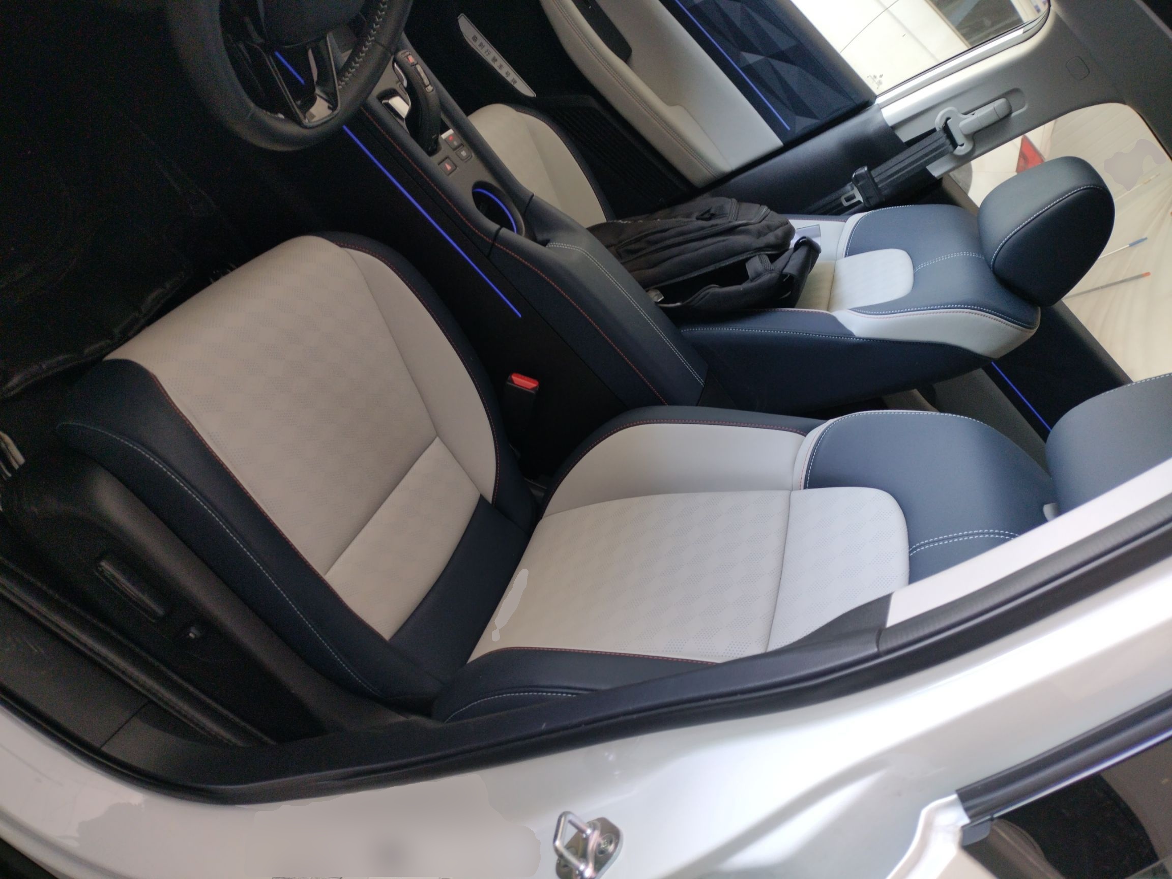 المقاعد الأمامية داخل السيارة