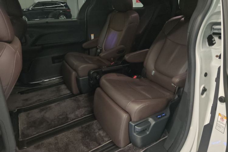 Used Toyota Sienna 2021 2.5L Hybrid Platinum Edition