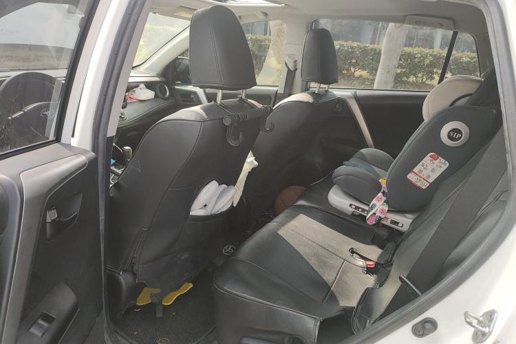 Used Toyota RAV4 2019 2.0L CVT Two-Wheel Drive Luxury Version China VI Standard Left Rear Seat