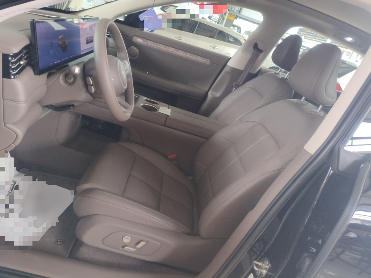 المقاعد الأمامية داخل السيارة