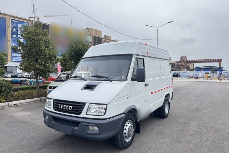 Used Iveco Daily 2017 2.8T V35 Box Truck 3 Seats 43S5