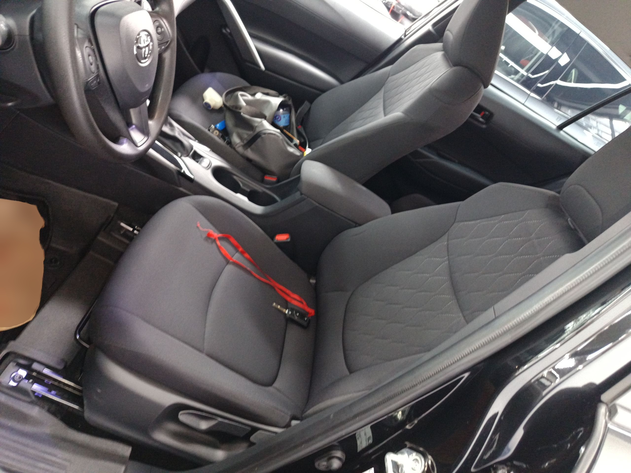 المقاعد الأمامية داخل السيارة