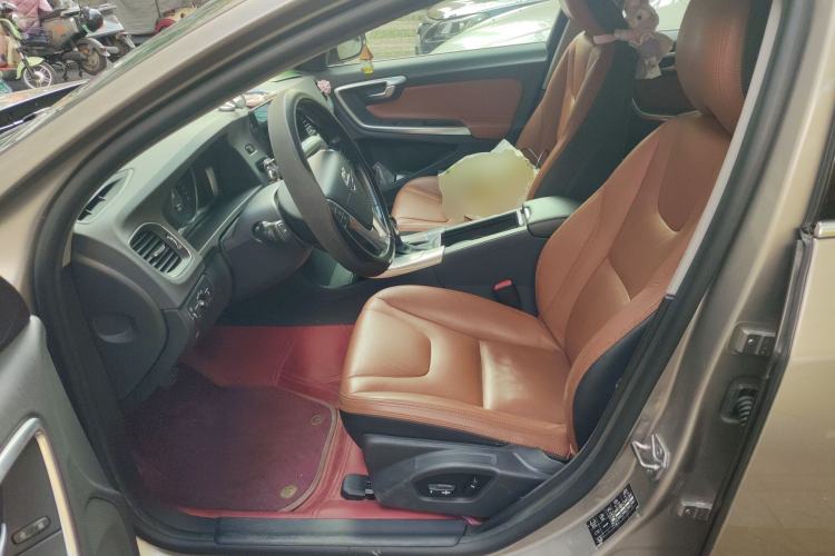 Used Volvo S60 2015 S60L 2.0T Zhiyuan Edition
