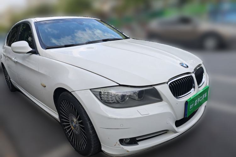 Used BMW 3 Series 2011 320i Luxury Edition Front Right 45 Deg