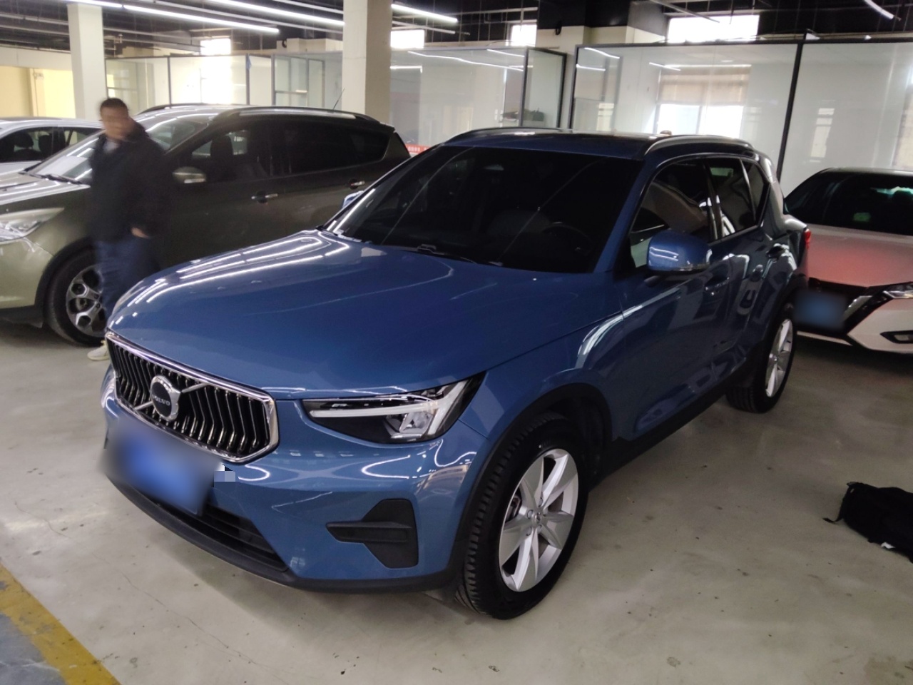 تحت مقدمة السيارة