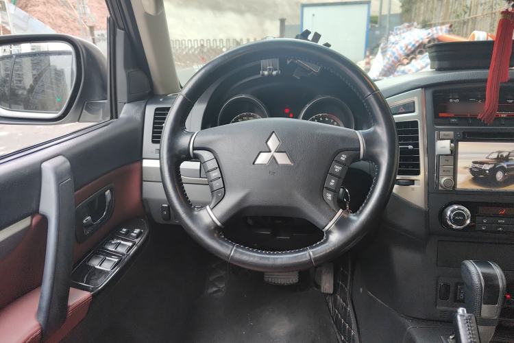 Used Mitsubishi Pajero 2015 3.0L Automatic Luxury Version China IV Standard Steering Wheel