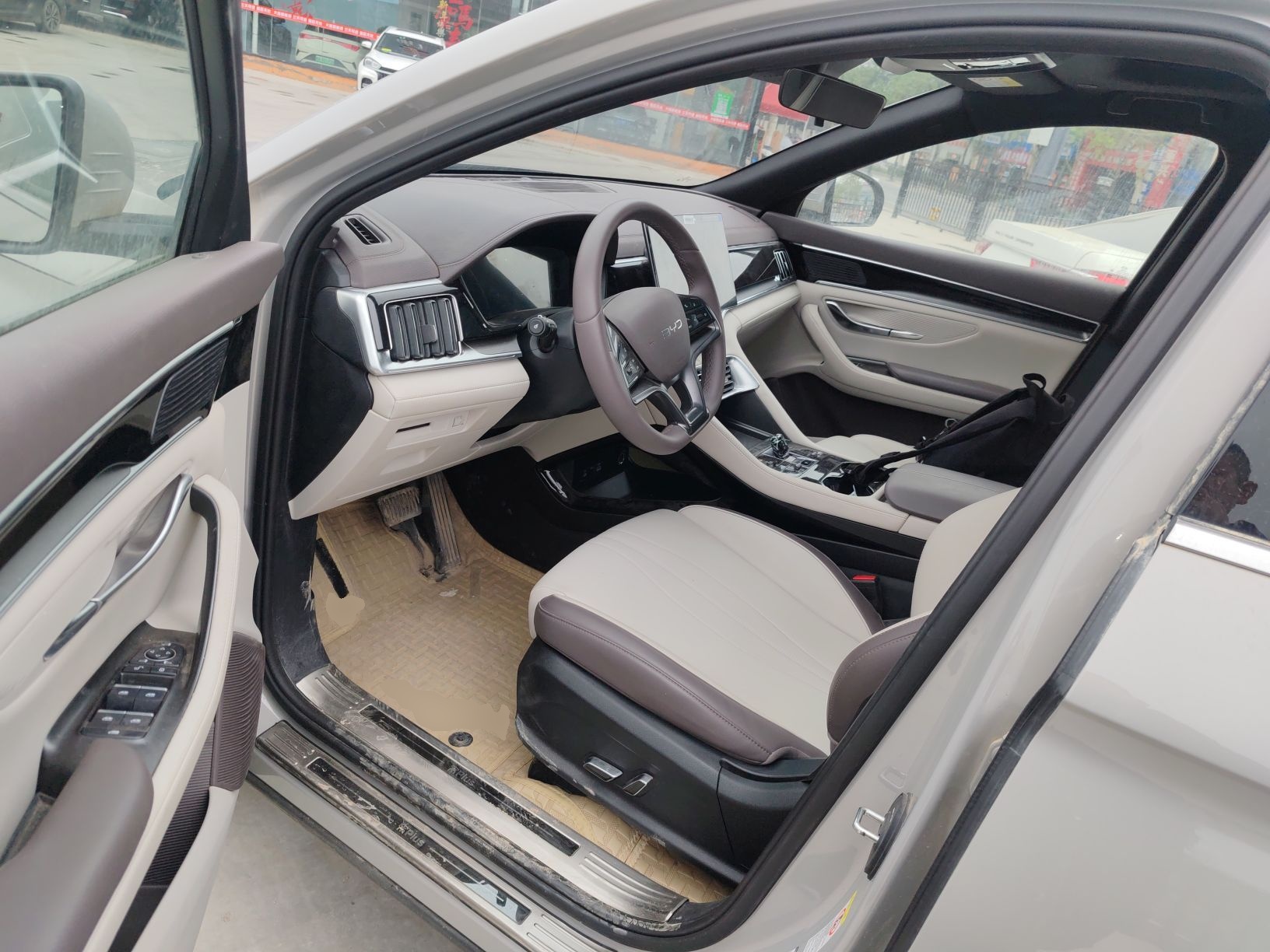 المقاعد الأمامية داخل السيارة