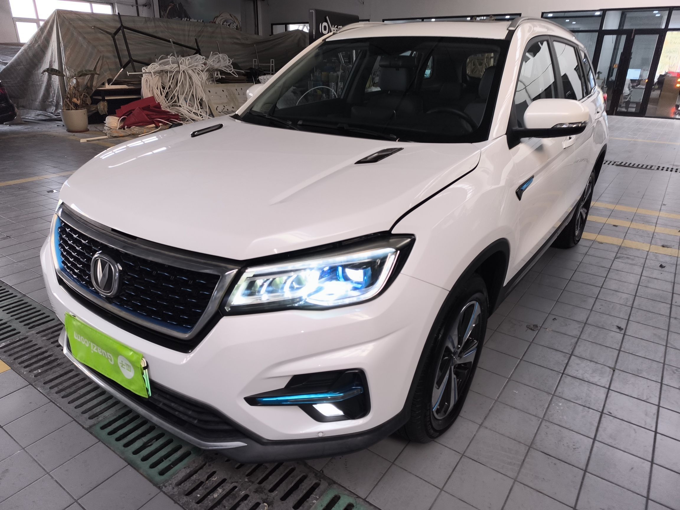 Под передней частью автомобиля