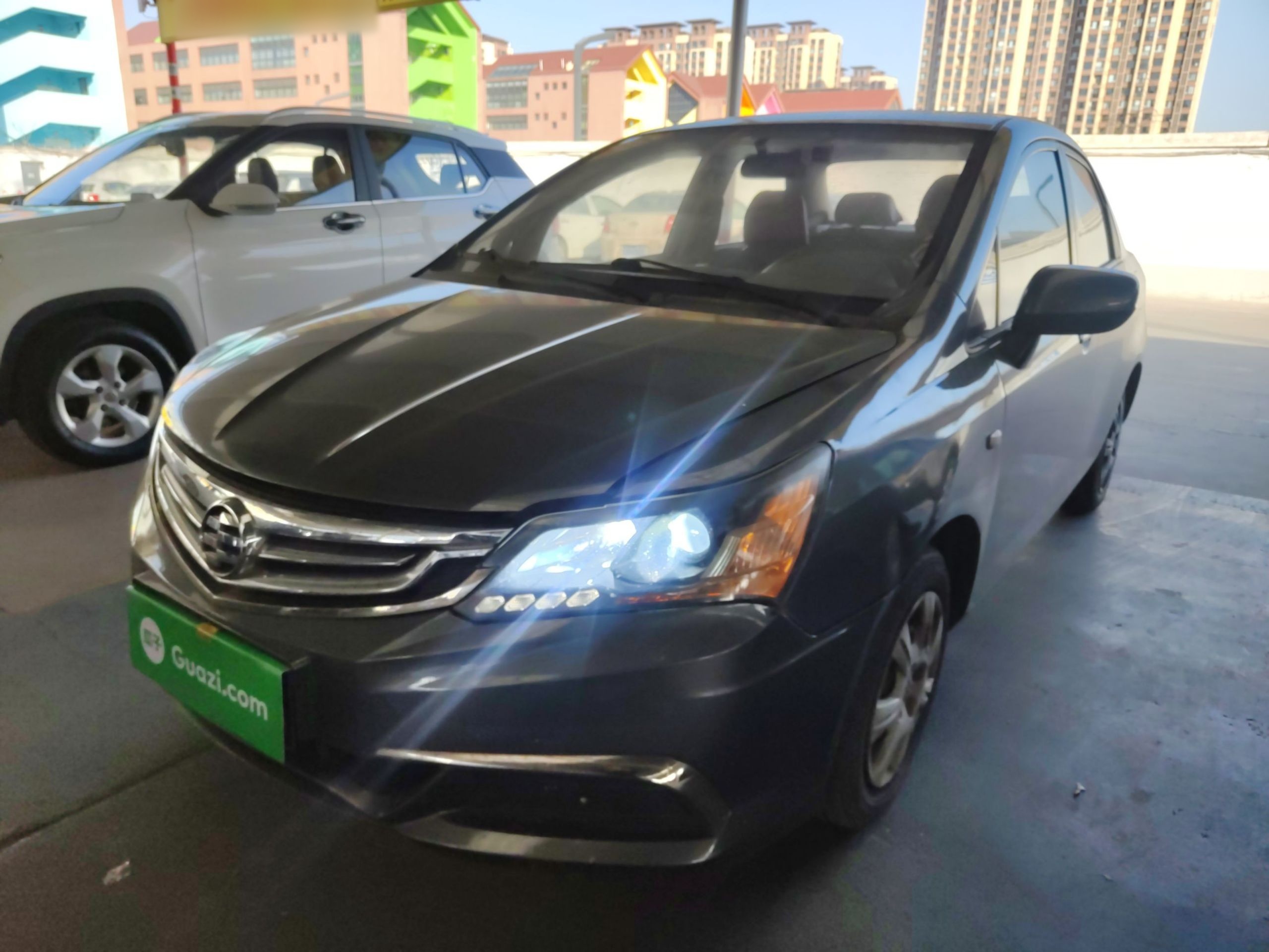 تحت مقدمة السيارة