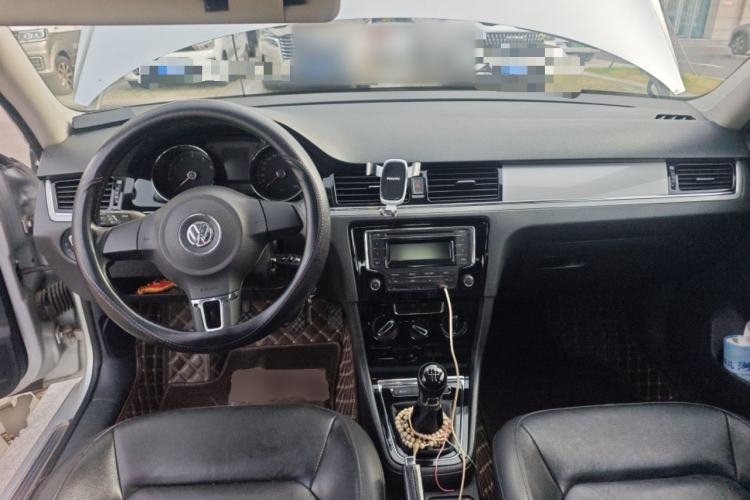 Used Volkswagen Bora 2014 1.6L Manual Comfort Model Center Console